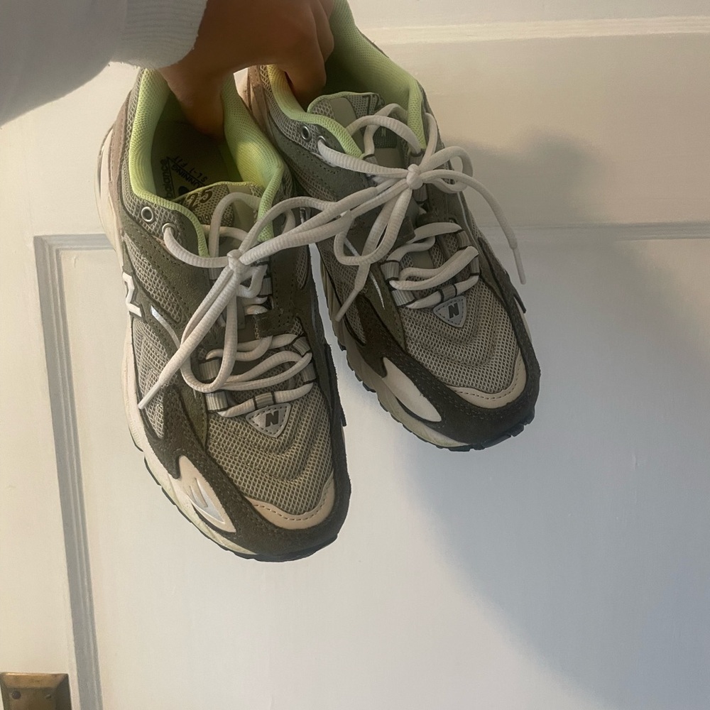 New Balance 725 Athletic Shoes